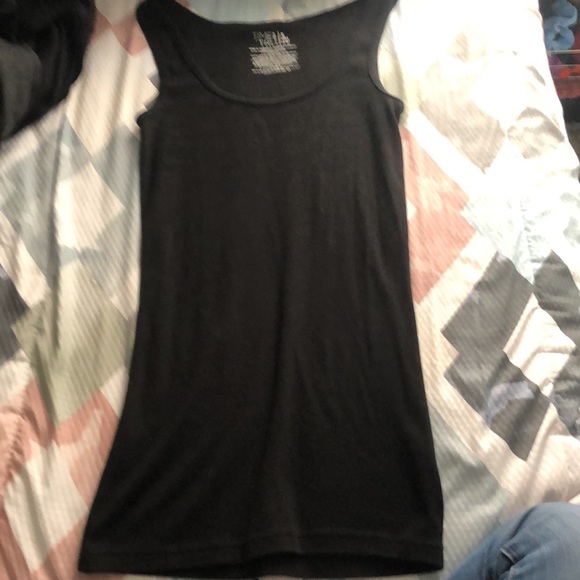 Tank tops - Picture 11 of 12